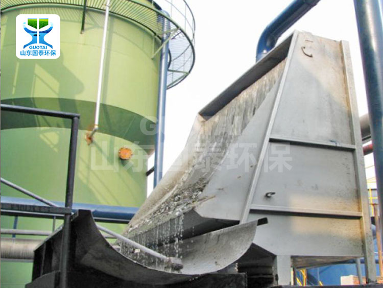 Curved hydraulic screen